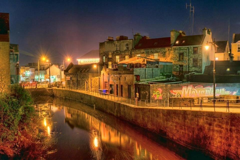 Modern Canal View Home, In City Centre, Sleeps 8 Galway Exterior foto