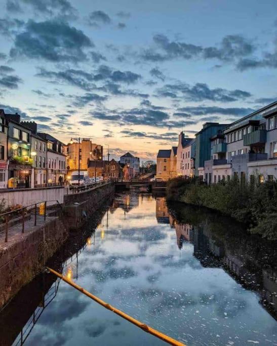 Modern Canal View Home, In City Centre, Sleeps 8 Galway Exterior foto