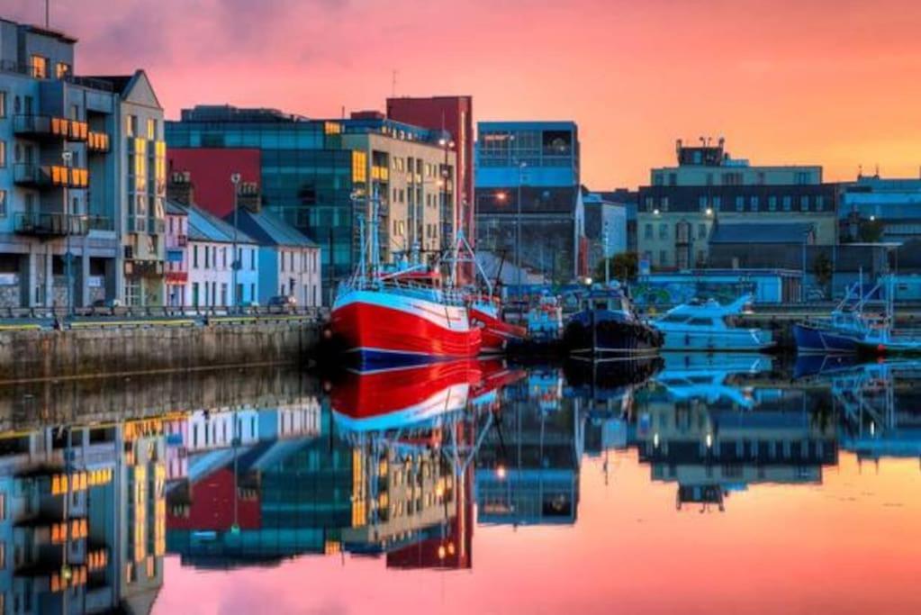 Modern Canal View Home, In City Centre, Sleeps 8 Galway Exterior foto